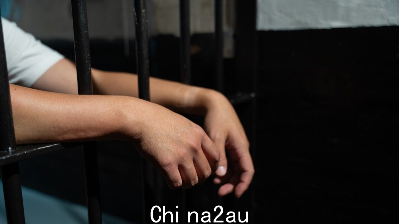 政府在参议院紧急通过拘留法,三人被捕” fetchpriority=