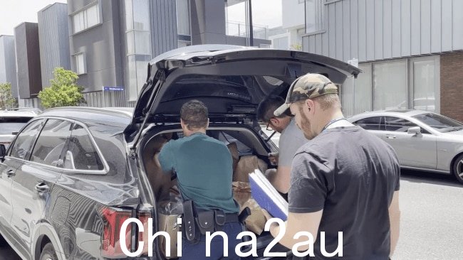 毒品数量如此之大,警方需要在周六开动卡车来收缴这些物品。墨尔本港健身房和弗莱明顿的家中也发现了类固醇。图片:维多利亚警察局
