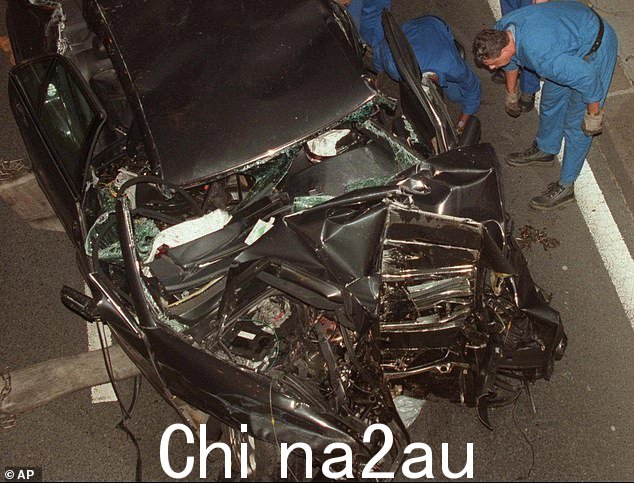 虽然该剧的开场剧集主要讲述了多迪与戴安娜王妃的夏季恋情以及这对夫妇在 1997 年 8 月的巴黎车祸中丧生,但它遗漏了所有多迪的亲密朋友都知道的一件事……他的“狂暴的可卡因成瘾