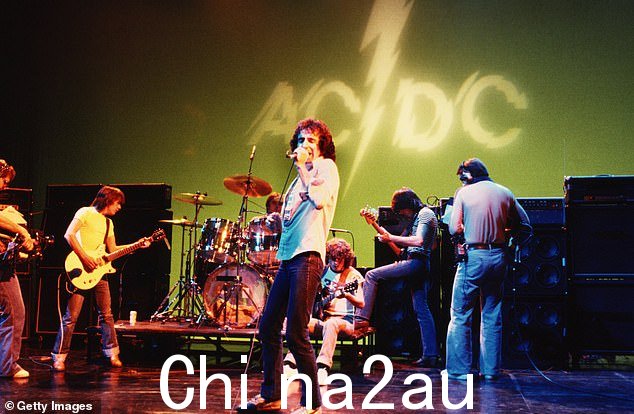 Foo 战士在他们的套装中加入了 AC/DC 的不修边幅的 1976 号 Big Balls。图为:AC/DC 1977 年在美国排练