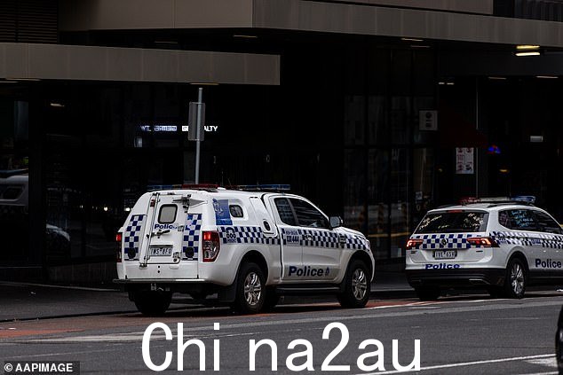 犯罪嫌疑人乘车逃走,受害人被送往医院,目前情况稳定