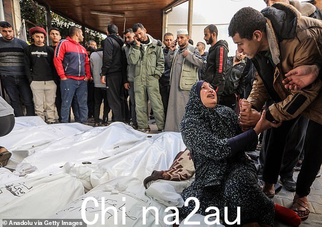 在以色列袭击中丧生的巴勒斯坦人的亲属在从加沙南部拉法 An-Najjar 医院太平间收到尸体时哀悼