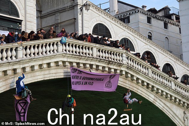 采取行动:抗议者说:'当政府讲话时,我们会计算持续洪水和火灾造成的损失和受害者