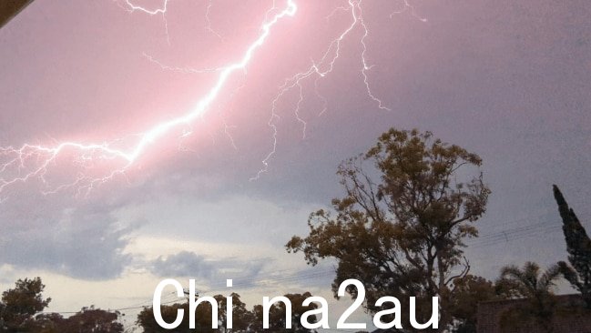 周六晚上,闪电照亮了巴托湾的天空。图片:Facebook