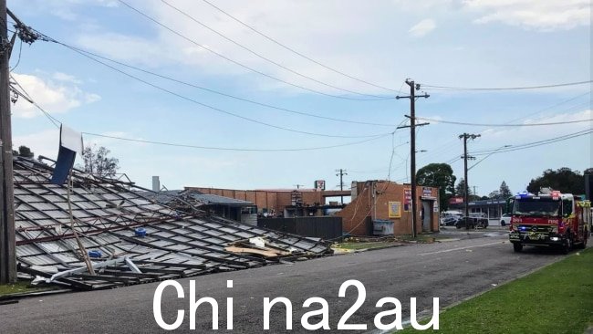 风暴对 Toowoon 湾的沿海社区造成了严重破坏。图片:Ausgrid / Facebook