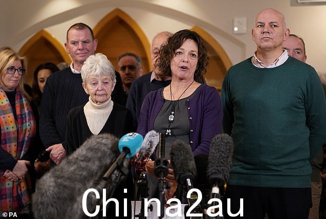 佩里家族现在要求改变 Ofsted 的检查流程,以防止其他教师经历类似的“创伤性检查”。图为露丝·佩里的妹妹朱莉娅·沃特斯和其他家庭成员在雷丁市政厅发表讲话今年 12 月 7 日星期四的调查结束时