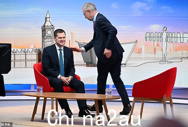 升级国务卿迈克尔·戈夫 (Michael Gove) 与詹里克先生擦身而过,两人一起出现在 BBC 的《Sunday With Laura Kuenssberg》节目中