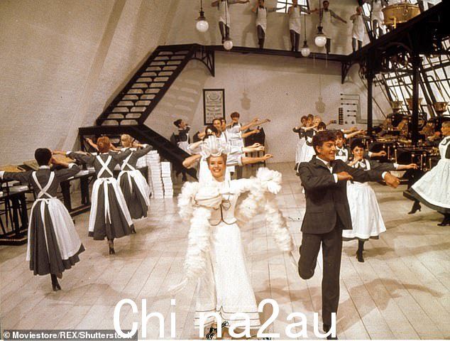 这位演员、歌手和舞蹈家还与莎莉·安·豪斯 (Sally Ann Howes) 一起出演了他的另一部经典音乐剧《Chitty Chitty Bang Bang》(1968)