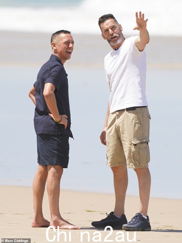 朋友们充分利用了天气,两人都穿上了短裤和 T 恤,弗兰基赤脚走在沙滩上