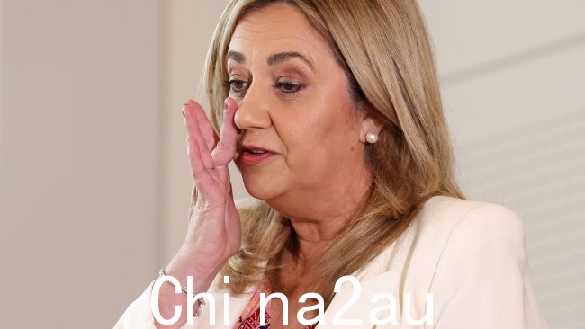 昆士兰州州长 Annastacia Palaszczuk 在周日宣布退出政坛时努力忍住泪水。图片来源:Liam Kidston
