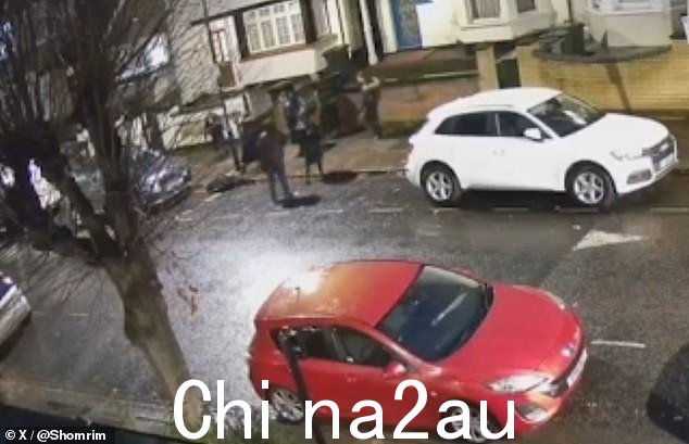下午 4:30 左右,Haringey 的两名女孩接近一名 20 岁的妇女