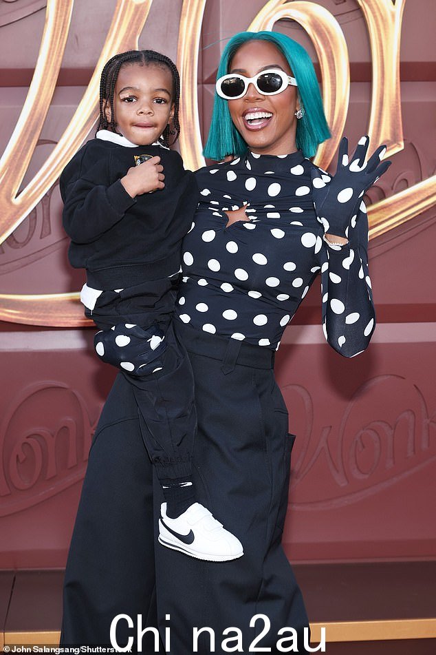 凯莉·罗兰 (Kelly Rowland) 抱着两岁的儿子诺亚 (Noah) 抵达活动现场,戴着一顶绿松石色短假发,引人注目