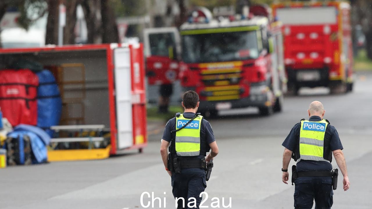 “周五丹德农油漆厂火灾现场的警察和消防员。图片：NCA