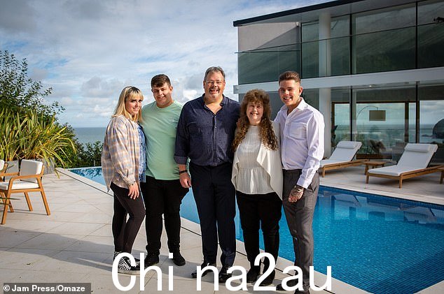 DEVON:Elmy 先生和他的儿子 Sam 以及他的未婚夫 Emily、Glen Elmy、Debbie Elmy 和儿子 Luke