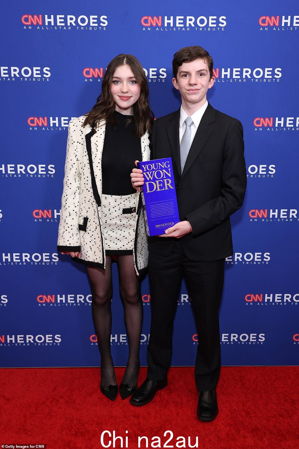 有人看到 Alexa 与 CNN Young Wonder Steven Hofen 合影