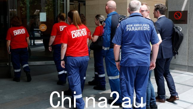 医护人员抵达帕拉马塔劳资关系委员会参加卫生服务工会听证会。图片:Jonathan Ng