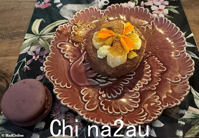 最后,甜点(如图)是巧克力、姜饼、柑橘和香草以及热红酒马卡龙