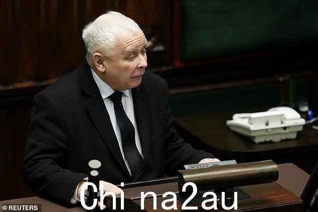 图斯克的死对头雅罗斯瓦夫·卡钦斯基 (Jaroslaw Kaczynski),右翼法律与正义组织 (PiS) 的负责人,指责图斯克是“德国特工”——他曾多次提出这一说法