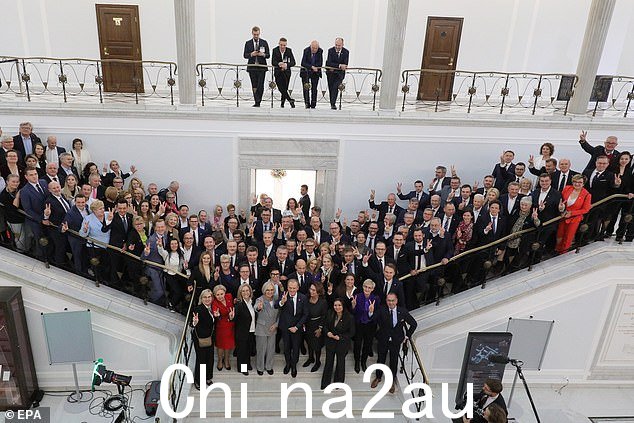 图斯克被议会下院选举为总理后,公民联盟 (KO) 成员在众议院合影留念