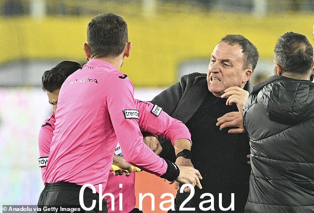 1-1 平局结束后,梅勒被科卡击中倒地
