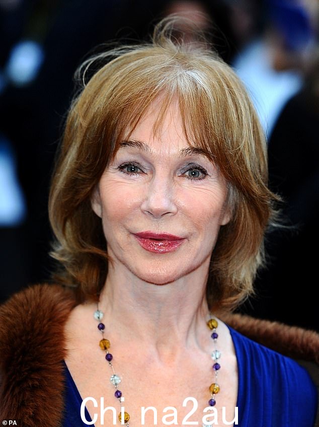 雪莉·安妮·菲尔德 (Shirley Anne Field) 出席 2010 年在伦敦西区 Odeon 剧院举行的《The Kid》英国首映式
