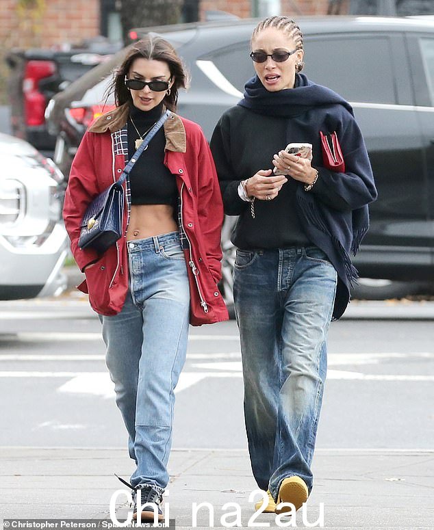 Emily Ratajkowski,32 岁,周日与模特同伴 Adwoa Aboah,28 岁在纽约散步