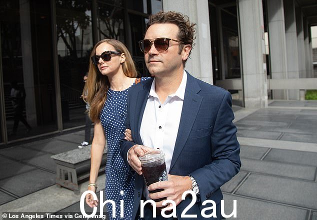 Bijou Phillips 与希尔顿家族一起参加派对,而分居的丈夫丹尼·马斯特森 (Danny Masterson) 正在服刑 30 年为了强奸定罪;这对前夫妇五月出现在洛杉矶