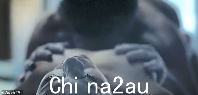 这一场景引起了人们的注意,因为詹妮弗在热气腾腾的场景中完全赤身裸体,与《广告狂人》的演员一起滚来滚去