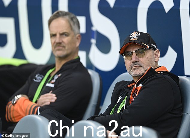 Wests Tigers 首席执行官 Justin Pascoe(左图)已辞职,而主席 Lee Hagipantelis 和整个 Wests Tigers 董事会已被投票淘汰