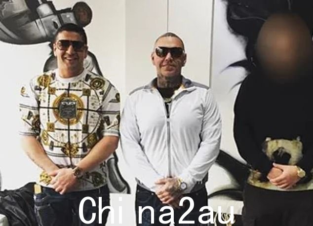 侦探声称他在监狱中建立了联系,尽管他住在迪拜和其他中东圣地,但他现在利用监狱来控制自己的地盘