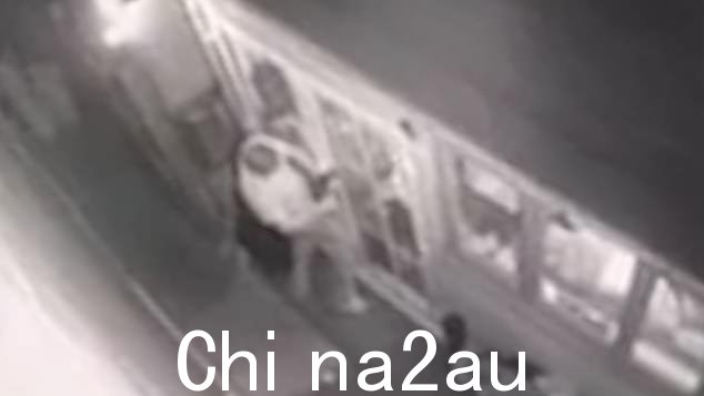 可怕的时刻,杨将杰克逊女士锁在一个棚子里,然后对她拳打脚踢,用头撞她,掐死她,然后拖着她在房子里转来转去