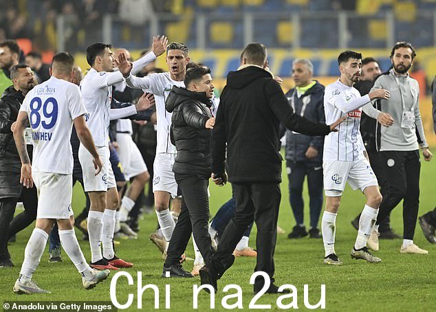 Rizespor 球员在事件发生后离场。俱乐部随后在 X(原 Twitter)上发布了消息“ class=