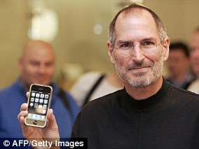 时任苹果公司首席执行官史蒂夫·乔布斯与 iPhone