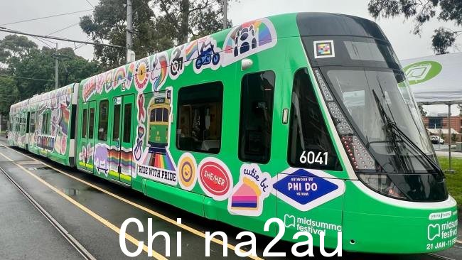 最新的#AllAboard Pride Tram 设计现已在墨尔本有轨电车网络的部分地区运行。图片：Yarra Trams