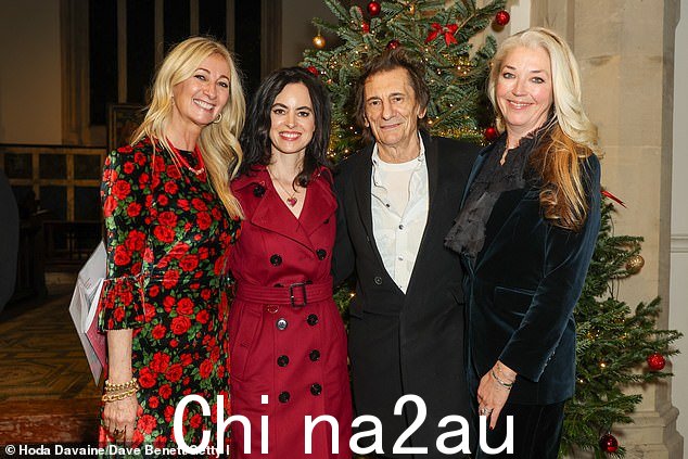 Sally 佩戴红色心形吊坠项链,头发经过完美的吹干造型