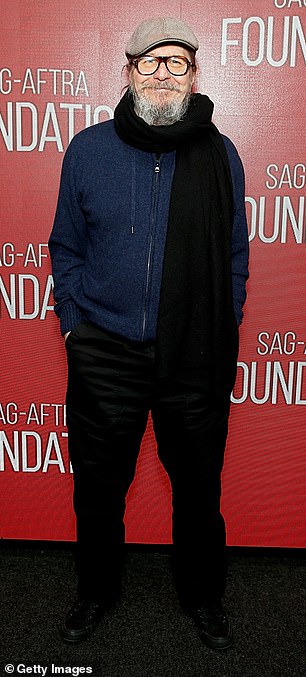 加里·奥德曼周一在纽约出席 SAG-AFTRA 基金会为其节目《慢马》放映时留着浓密的胡子