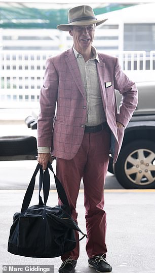 在旅行中,奈杰尔穿着深粉色长裤和白衬衫,塑造出帅气的身材,时尚搭配粉色西装外套