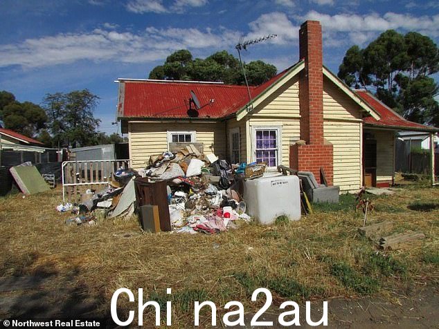 历史悠久的维多利亚小镇沃拉克纳比尔 (Warracknabeal) 的一处房产仅以 119,000 美元的价格出售,因为房屋内外散落着成堆的垃圾(如图)