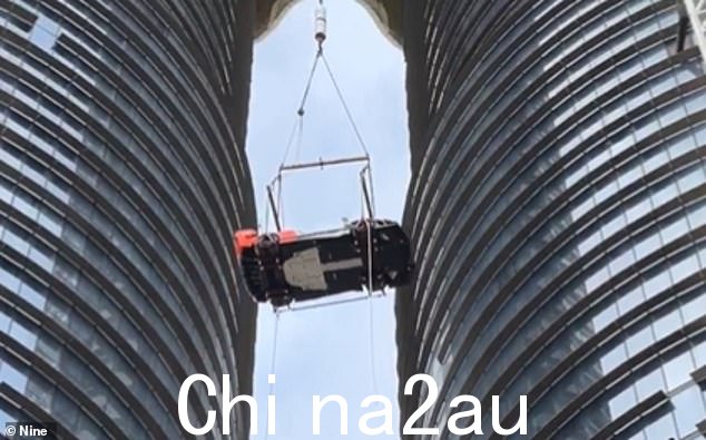 今年早些时候,Portelli 拍摄了一辆他的豪华车被吊进他 57 层顶层公寓的视频,引发了强烈反对