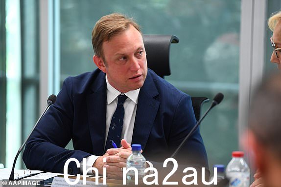 副总理史蒂文·迈尔斯在2023 年 12 月 13 日星期三,在布里斯班紧急服务中心举行有关热带气旋贾斯珀的紧急服务简报。AAP 图片/Jono Searle)无存档