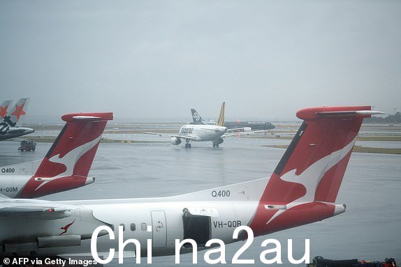 新西兰航空和虎航的飞机准备就绪2020 年 1 月 17 日，在悉尼国内机场的雨中起飞。 - 澳大利亚东部遭受大火蹂躏的部分地区降下了大雨，预计天气会更加潮湿，这在气候变化引发的数月灾难性大火之后有所缓解。（照片来源： SAEED KHAN / 法新社）（SAEED KHAN/法新社通过 Getty Images 拍摄）