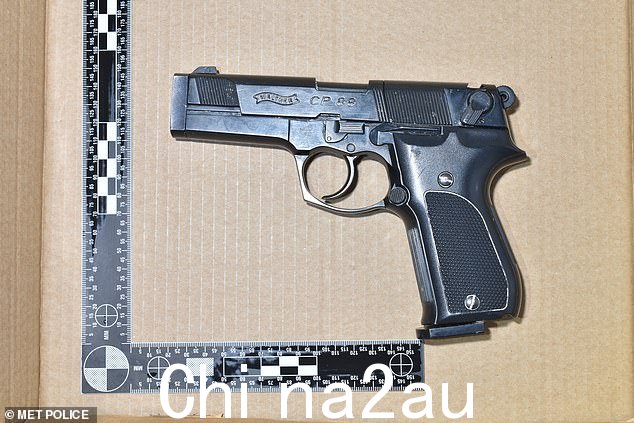 当枪手被捕时,在Kiamuangana的地址查获了一把二氧化碳动力枪支和相关衣物