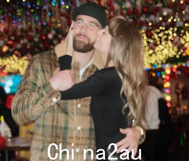 在酋长队比赛的一场余兴派对上,斯威夫特被拍到亲吻凯尔斯的脸颊