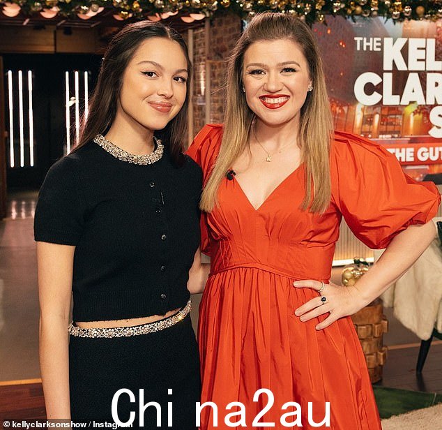 周二,这位歌手请奥利维亚·罗德里戈 (Olivia Rodrigo) 上节目,聊聊她的新专辑《GUTS》。罗德里戈和凯利交换了他们最勇敢时刻的故事,包括凯利在中指上纹身,以提醒她为自己挺身而出的那段时光,以及奥利维亚在周六夜现场的职业生涯中第二次表演。 blkBorder img-share