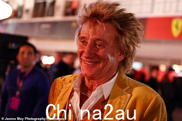 78 岁的音乐传奇人物罗德·斯图尔特 (Rod Stewart) 以 8000 万美元的价格重新挂牌出售他在洛杉矶的豪华豪宅,而这距离它以 7000 万美元的价格上市仅七个月