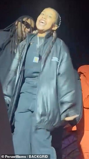 她还戴着两条铂金项链,项链上镶有巨大的钻石吊坠。” class=