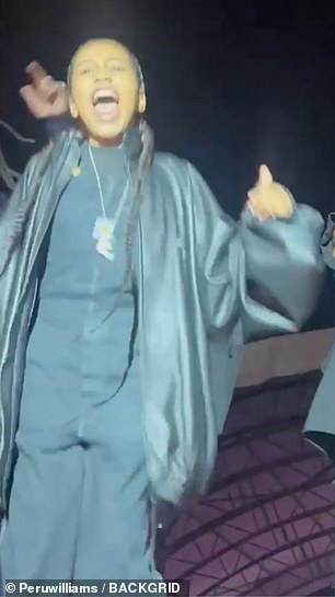 四人中的老大看起来就像是一位天生的表演者,因为她在配套的宽松连身裤外面穿了一件黑色皮夹克