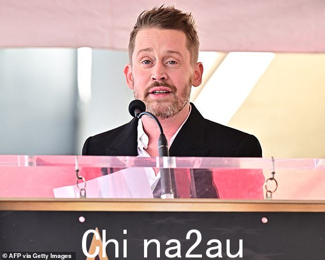 同时,本月早些时候,麦考利在家人和许多名人朋友面前登台接受荣誉,并赞扬他的伴侣在好莱坞星光大道仪式上给了他“目标”