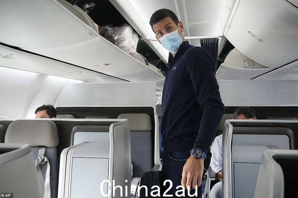 传奇故事开始于德约科维奇获得两个医疗小组和澳大利亚网球协会的严格疫苗接种规则豁免,以便参加澳大利亚网球公开赛。这一豁免是基于以下证据:他最近从 COVID-19 中康复,显然允许他获得进入澳大利亚的签证。但抵达后,边境官员表示豁免无效,并打算将他驱逐出境。 class=