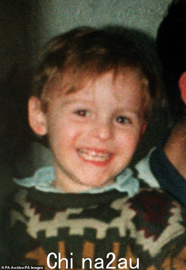 詹姆斯·巴尔杰 (James Bulger) 被维纳布尔斯 (Venables) 和他的同案被告罗伯特·汤普森 (Robert Thompson) 绑架,随后被杀,尸体被留在利物浦的一条铁路线旁